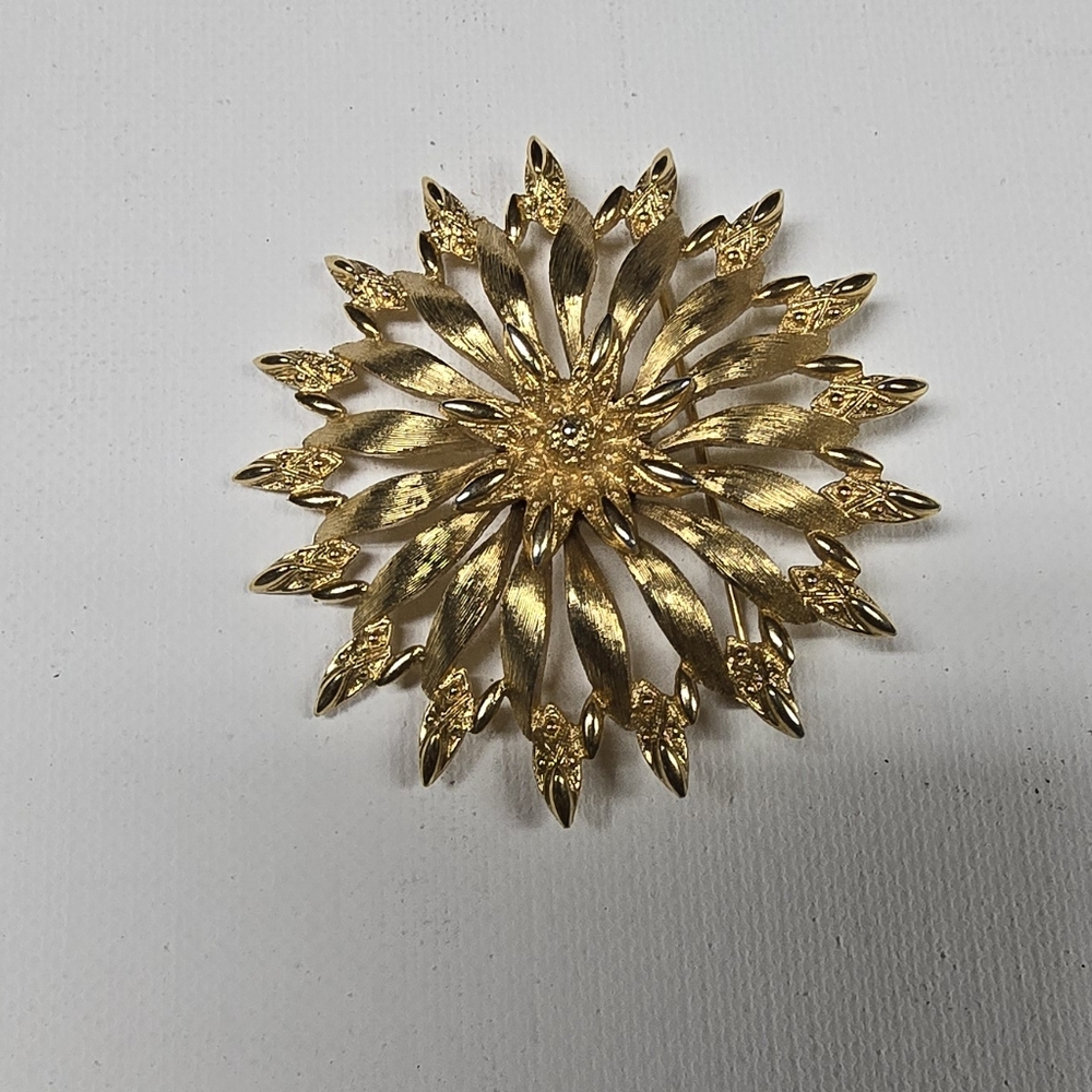 MONET SIGNED FLORAL MOTIF PIN BROOCH